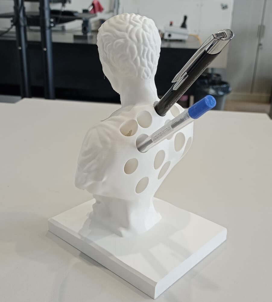Druk 3D gadżety figurka biała z uchwytem na długopisy